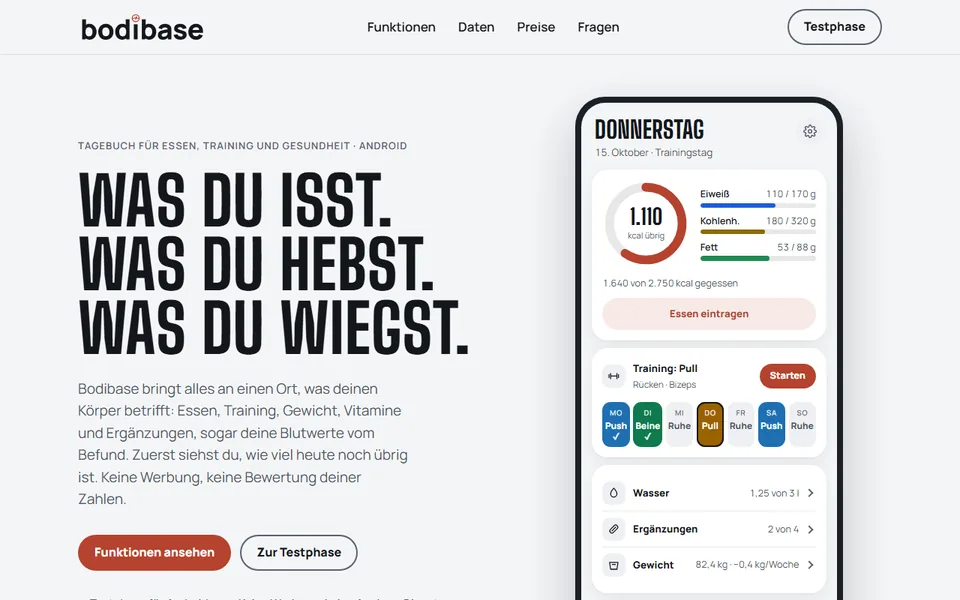 Startseite von bodibase.de mit der Tagesübersicht der App im Handy-Rahmen